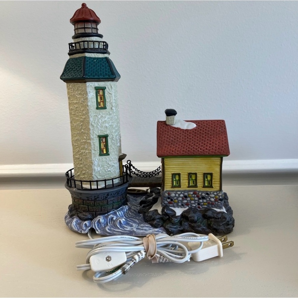 2002 Santa’s Workbench “Knightsbridge Lighthouse” Light-Up Christmas Village - Picture 2 of 13